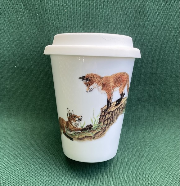 Coffee-to-go-Becher "Spielende Füchse auf dem Baumstamm"